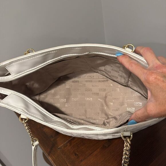 Michael Kors Jet Set Chain Tote - Picture 12 of 16